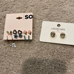 Cute stud earrings never been worn